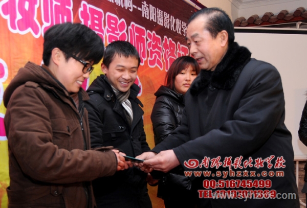 王校長(zhǎng)為攝影班陳妍同學(xué)頒發(fā)南陽(yáng)民俗攝影協(xié)會(huì)會(huì)員證 