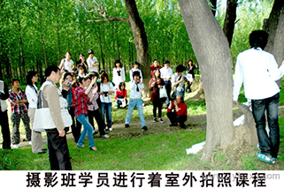 攝影班學員上著室外拍照課程